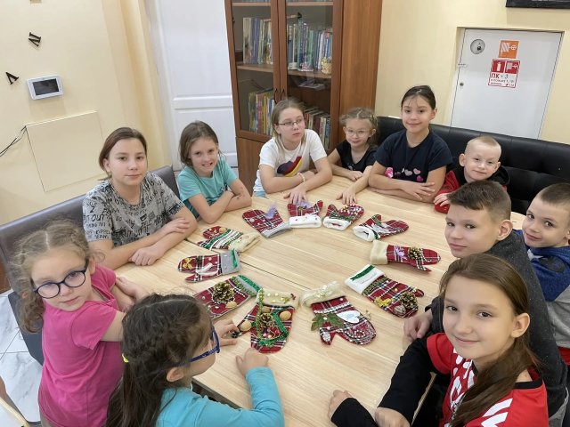 Рождественский мастер-класс по созданию нарядных рукавичек для Деда Мороза Рождественский мастер-класс по созданию нарядных рукавичек для Деда Мороза