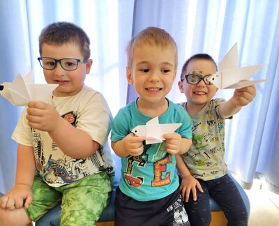 Одним из важных моментов в режиме дня ребенка являются прогулки на свежем воздухе.