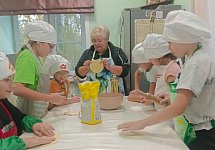 Чебуречные чудеса от юных кулинаров социального  центра «Надежда"