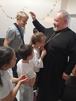 Беседа со священником в социальном центре