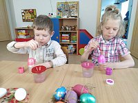 Малыши с большим удовольствием украшают Пасхальные яички, делают аппетитные куличи, репетируют утренник.